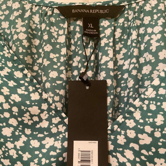 Beautiful Green Blouse with Flowers - Picture 4 of 5